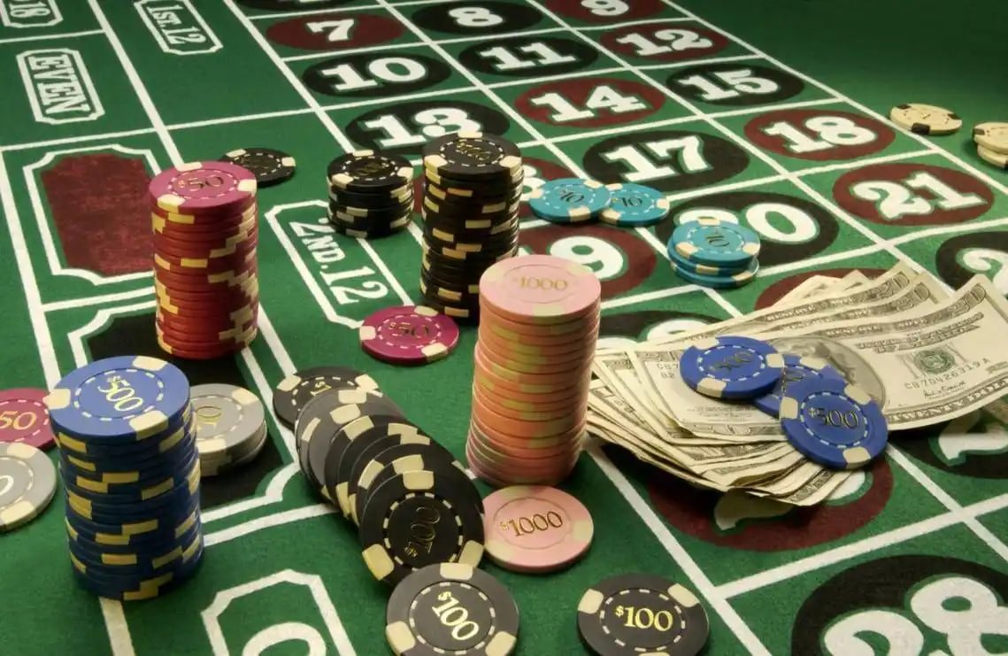 Pengguna Indonesia membaca slot80 di ponsel