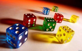 Pengguna membaca ketentuan bonus di ponsel